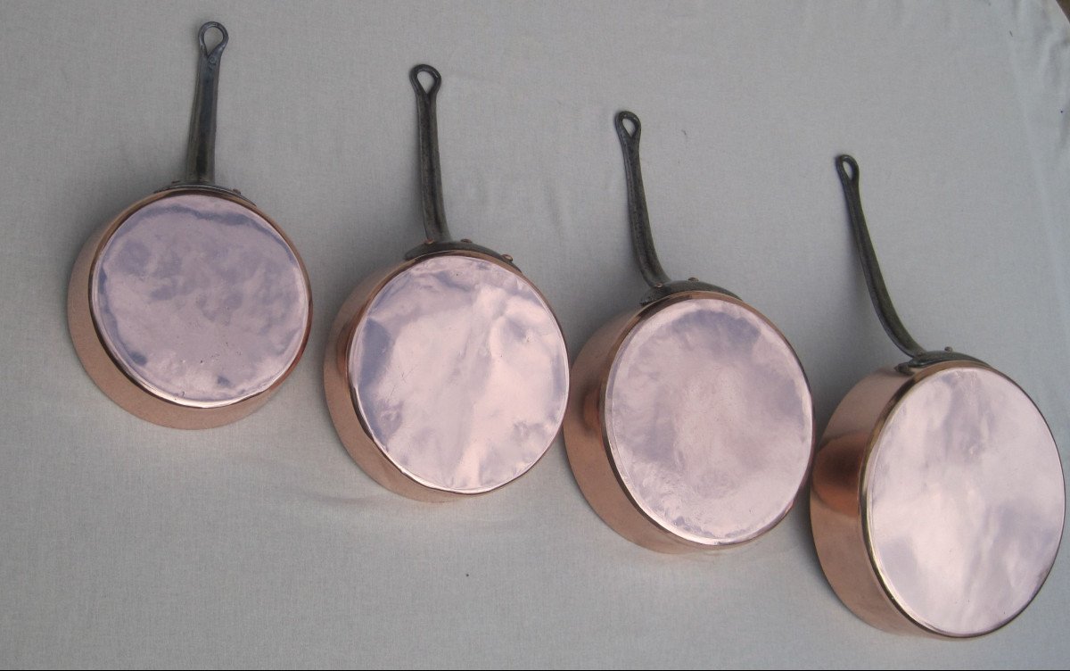 Réunion de 4 SAUTEUSES en cuivre. XIXe s.
