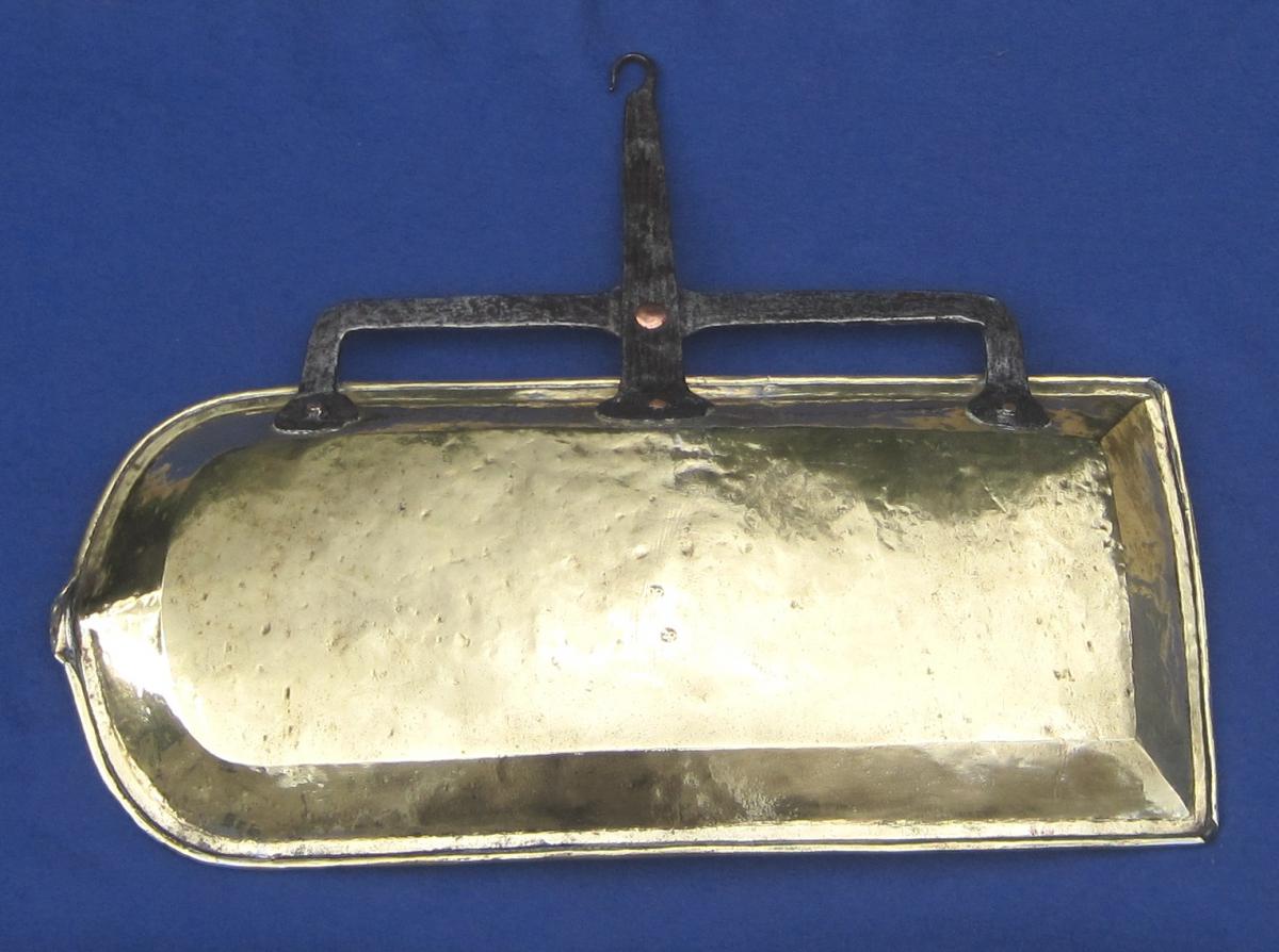 Lèchefrite en laiton. Poinçon de dinandier. XVIIIe s.