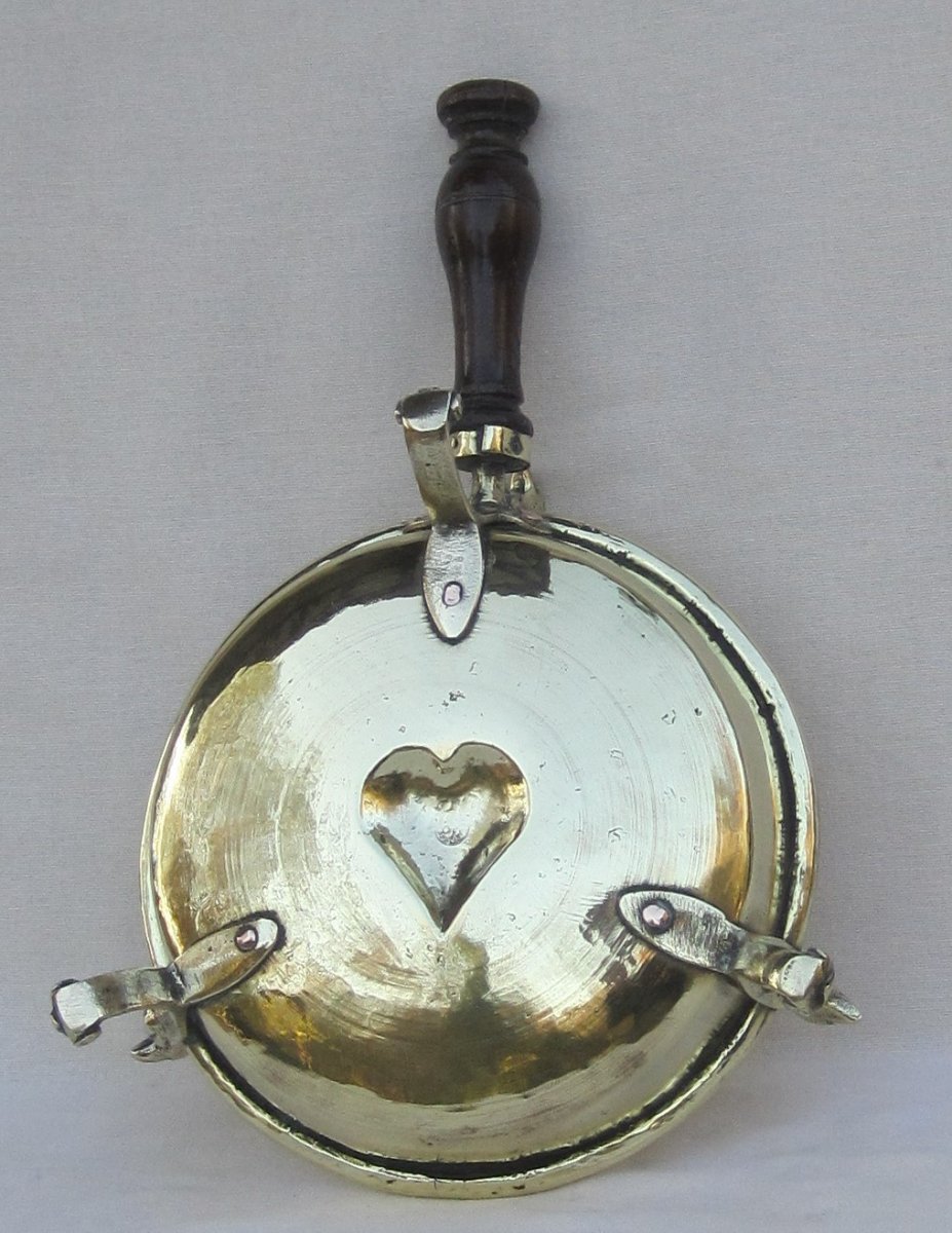 Table Embers, Brass. Heart Decor. 18th Century.-photo-3