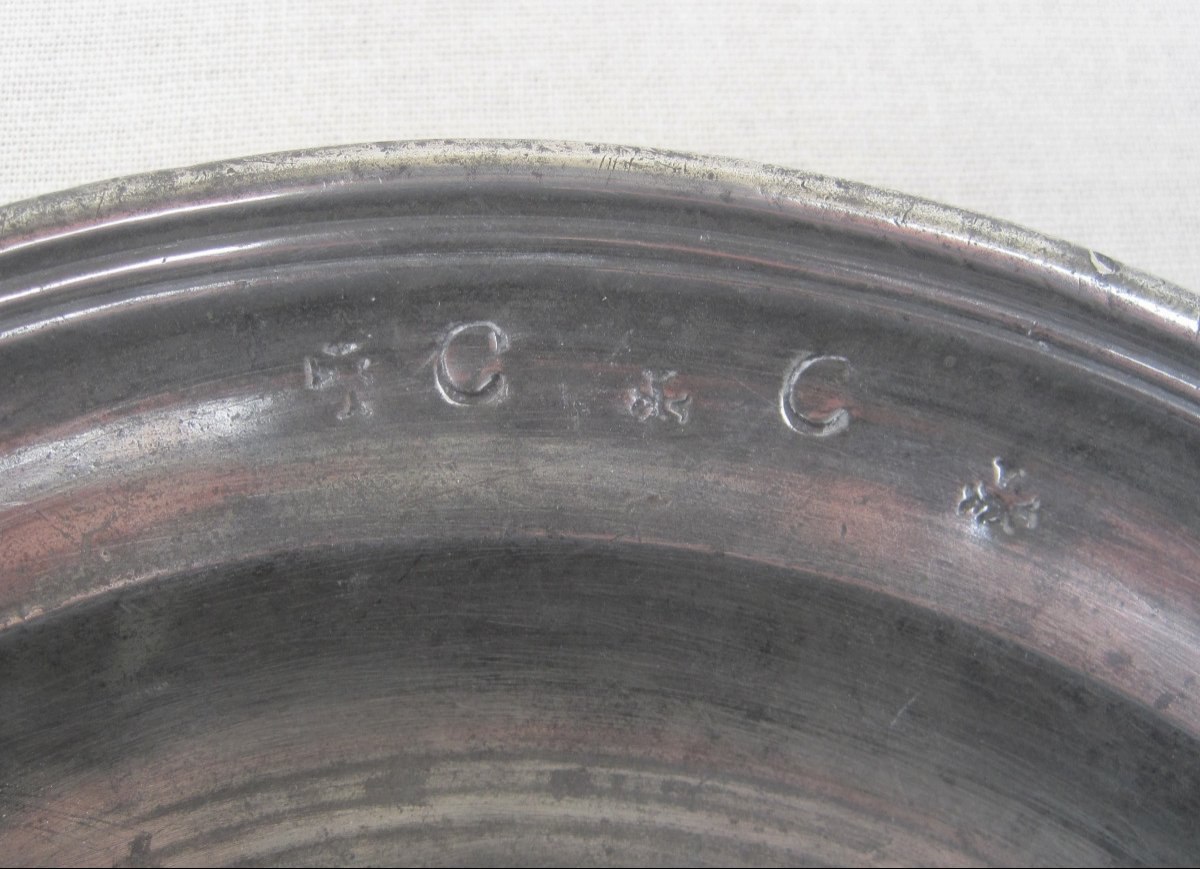 Petit Plat rond, en étain. 25,9 cm. XVIIIe s.-photo-2