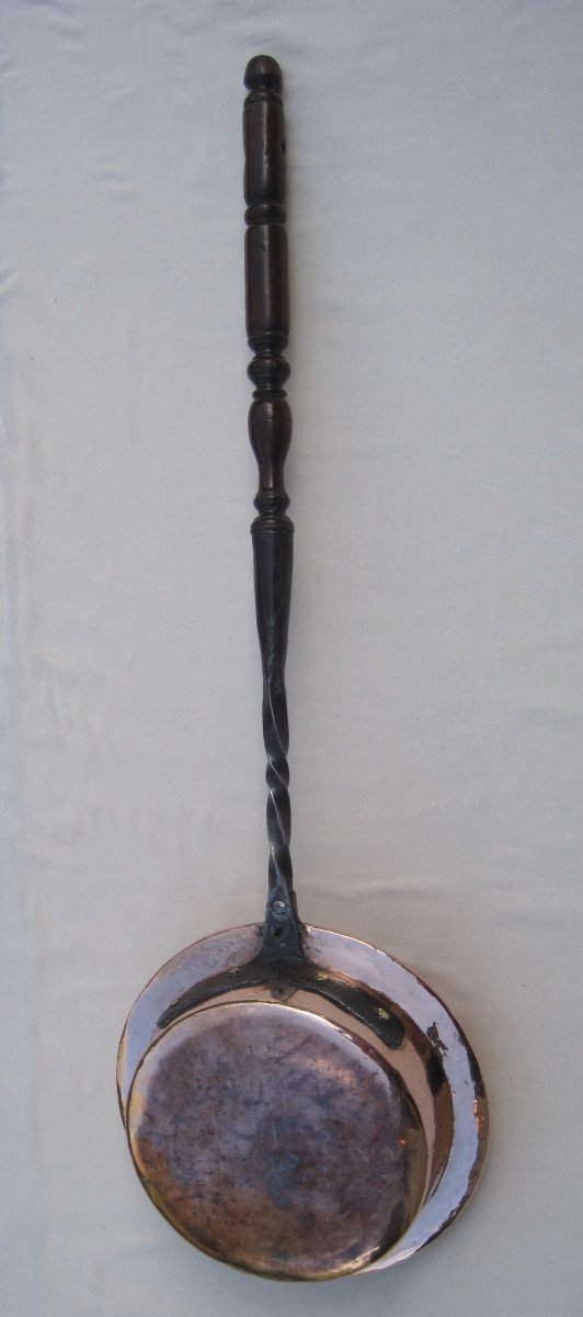 Bassinoire en cuivre. Important décor à la fleur de lys. XVIIIe s.-photo-3