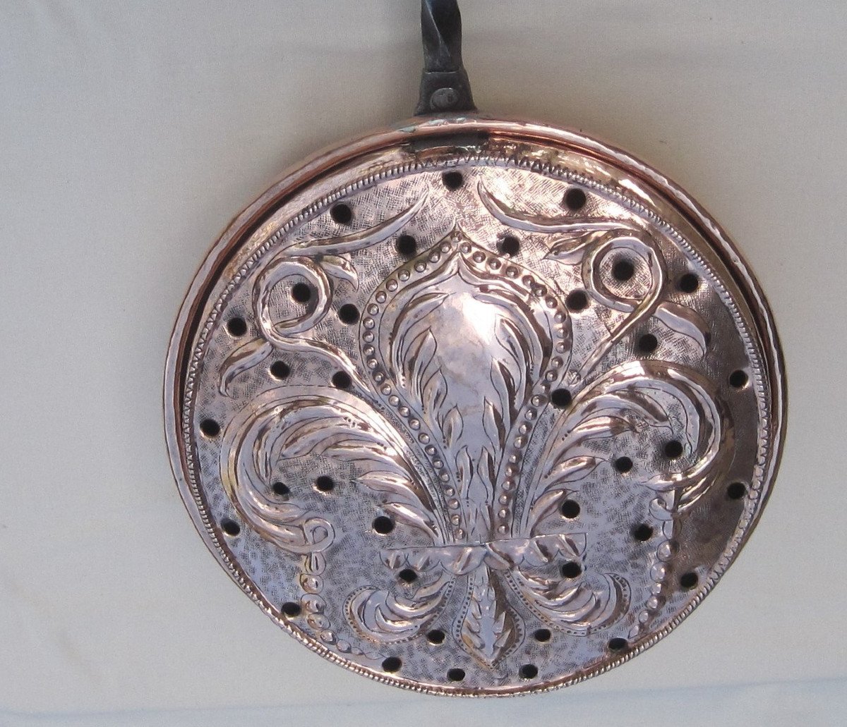 Copper Basin. Important Fleur-de-lys Decoration. 18th Century.