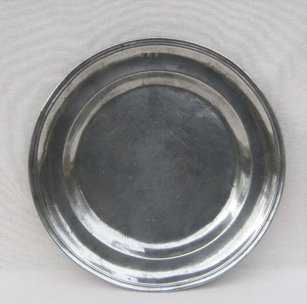 Grand Plat rond, en étain. 38 cm. XVIIIe s.