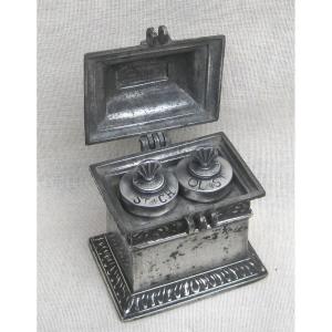 COFFRET AUX SAINTES HUILES, en étain, pour baptême. PARIS ? Deuxième moitié du XVIIIe s.