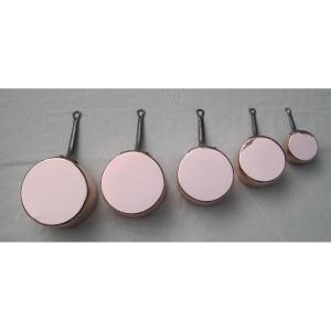 Série homogène de 5 CASSEROLES, en cuivre. XIXe s.