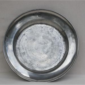 Plat rond, en étain. 34 cm. XVIIIe s.