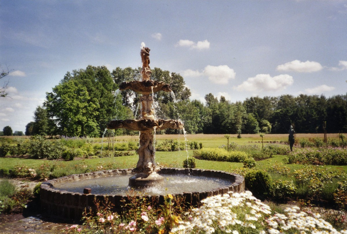 Fontaine antique en pierre calcaire-photo-2