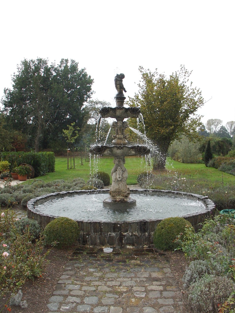 Fontaine antique en pierre calcaire-photo-3