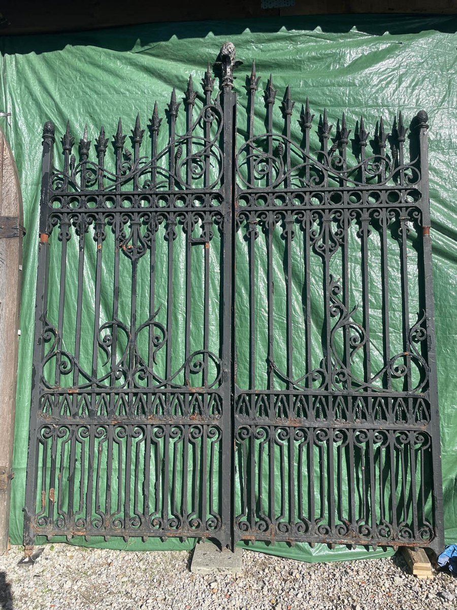 Vieille portail de château unique et exclusive en fer forgé