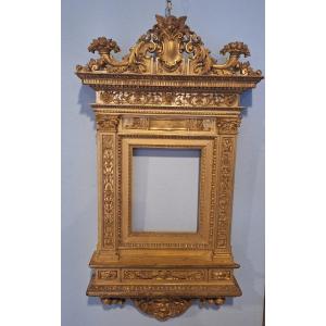 Cadre en forme d'édicule, sculpté et doré, de style Renaissance, XIXe siècle