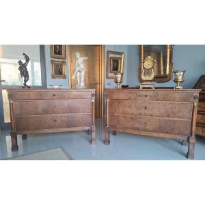 Paire de commodes de style Empire, à demi-colonnes et façade plaquée en noyer