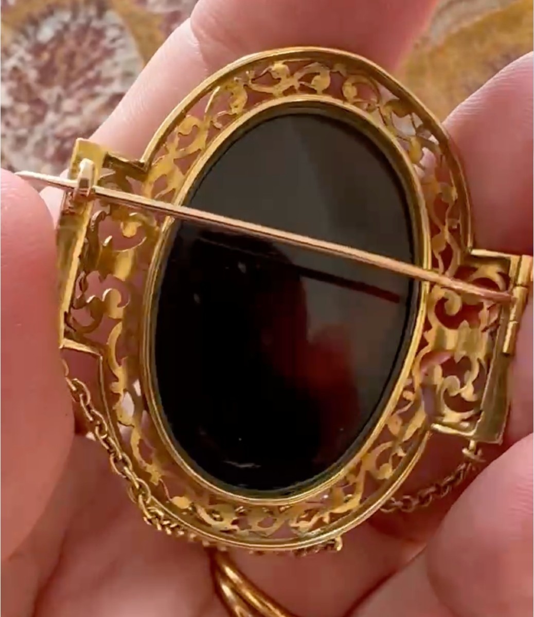 Broche Néoclassique en or 18ct sertie d'u large camée sur agate. Buste de Psyché. -photo-3