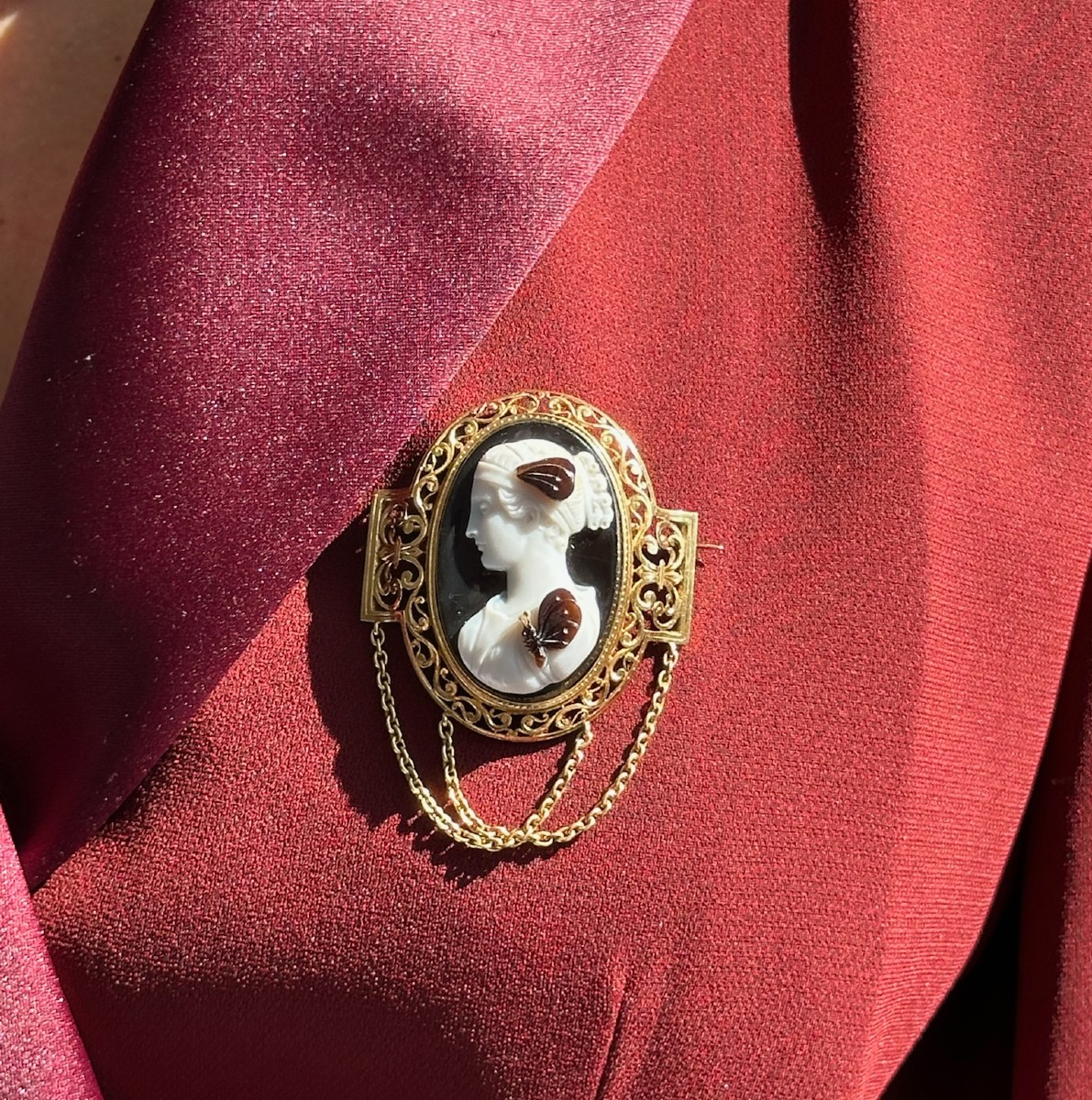 Broche Néoclassique en or 18ct sertie d'u large camée sur agate. Buste de Psyché. 