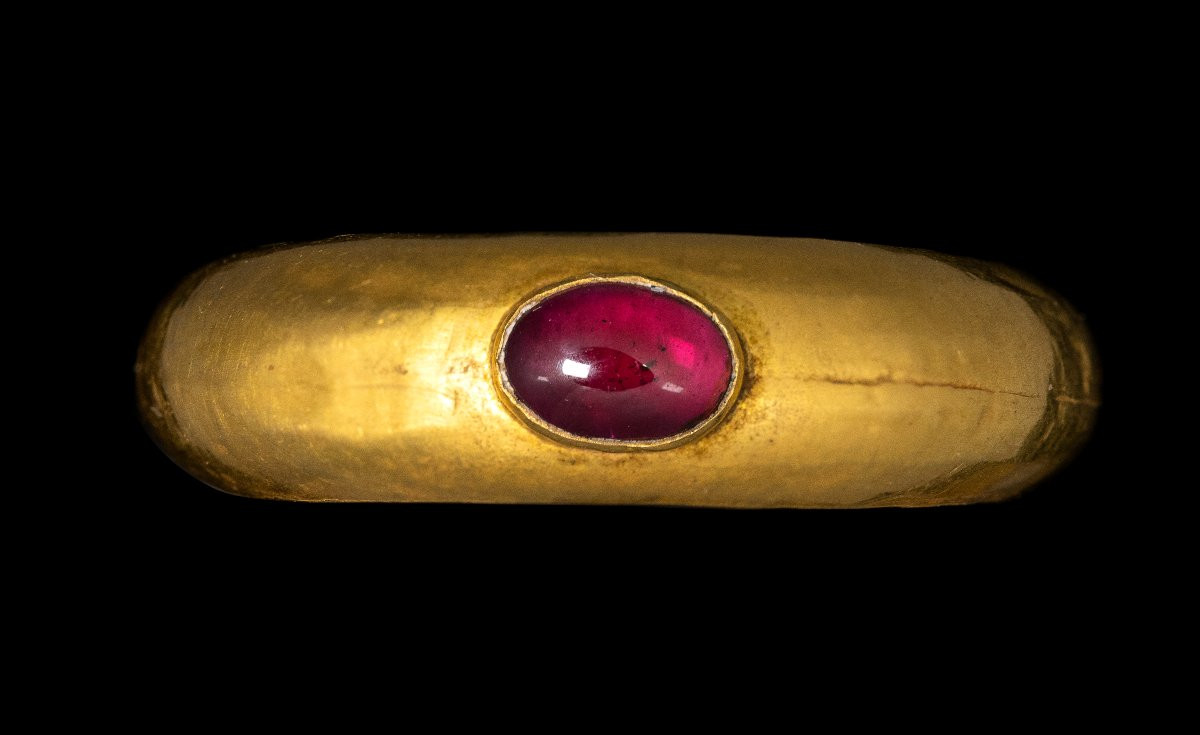 Bague romaine en or sertie d'un grenat cabochon.-photo-2