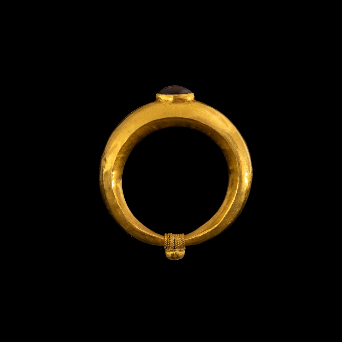 Bague romaine en or sertie d'un grenat cabochon.