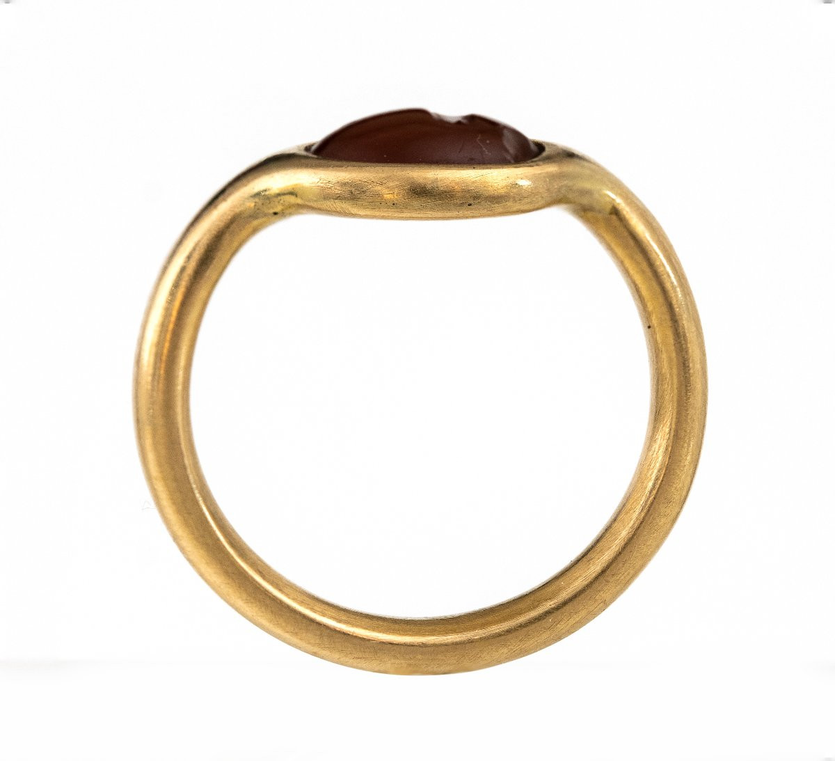 Bague en or sertie d'une intaille italique sur cornaline. Main et attributs. -photo-2