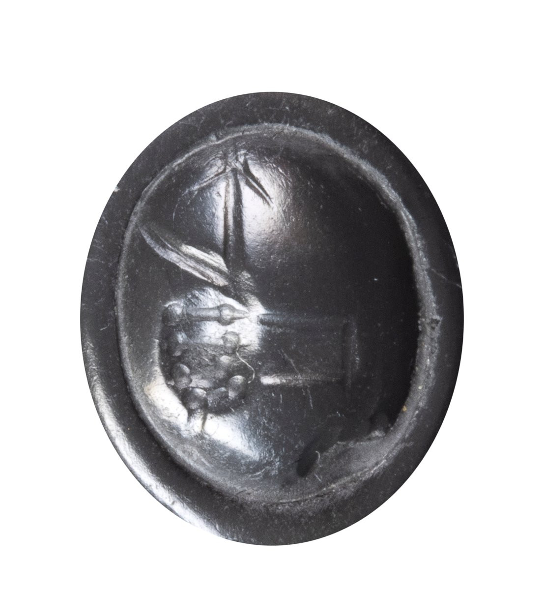 Bague en or sertie d'une intaille italique sur cornaline. Main et attributs. -photo-3