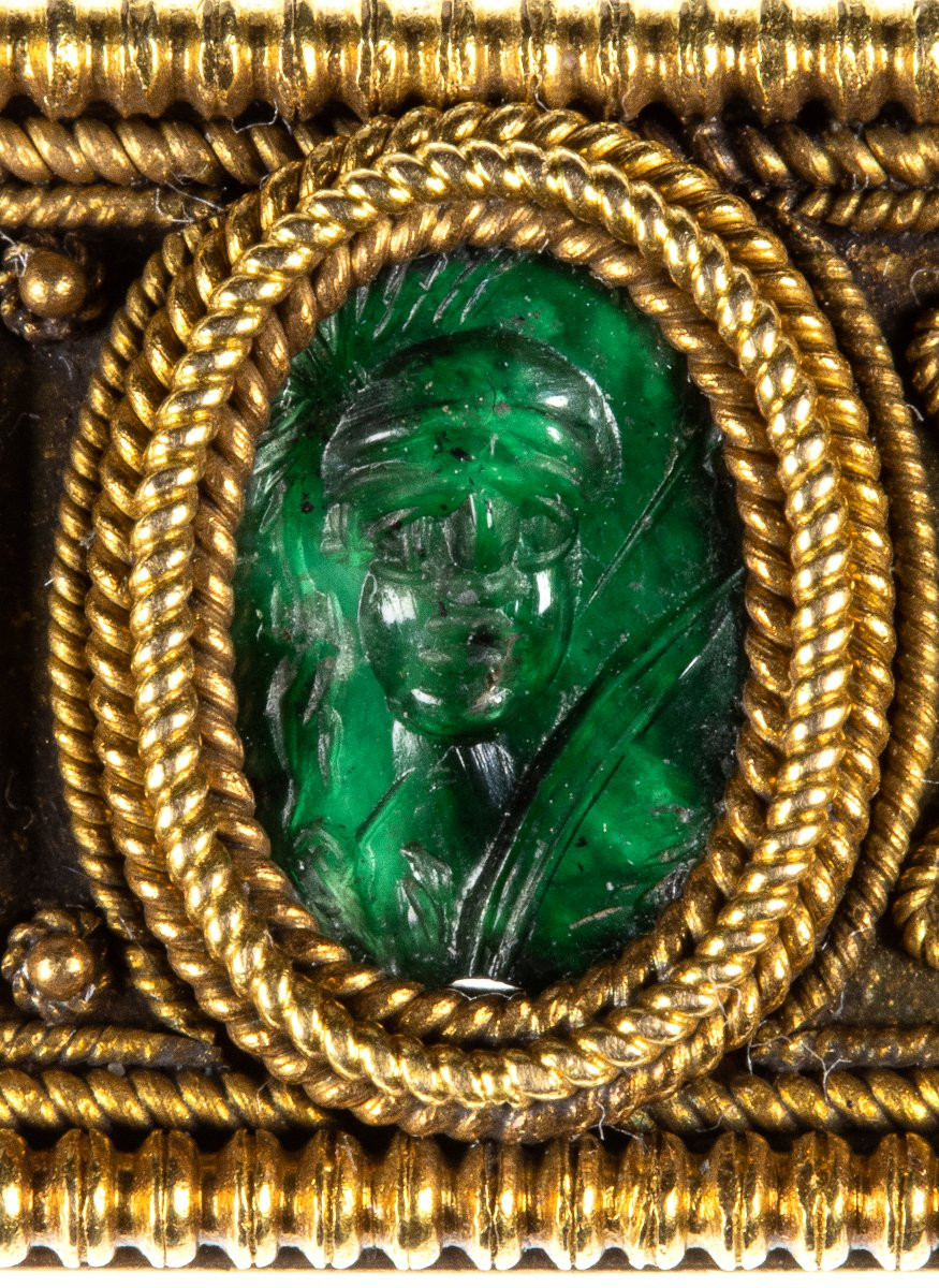 Broche Revival en or sertie de 4 intailles romaines sur calcédoine vert. -photo-1