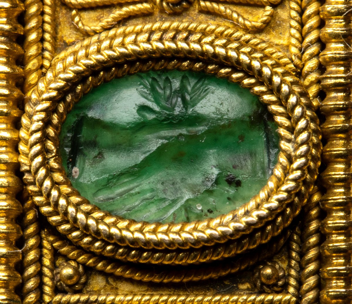 Broche Revival en or sertie de 4 intailles romaines sur calcédoine vert. -photo-2