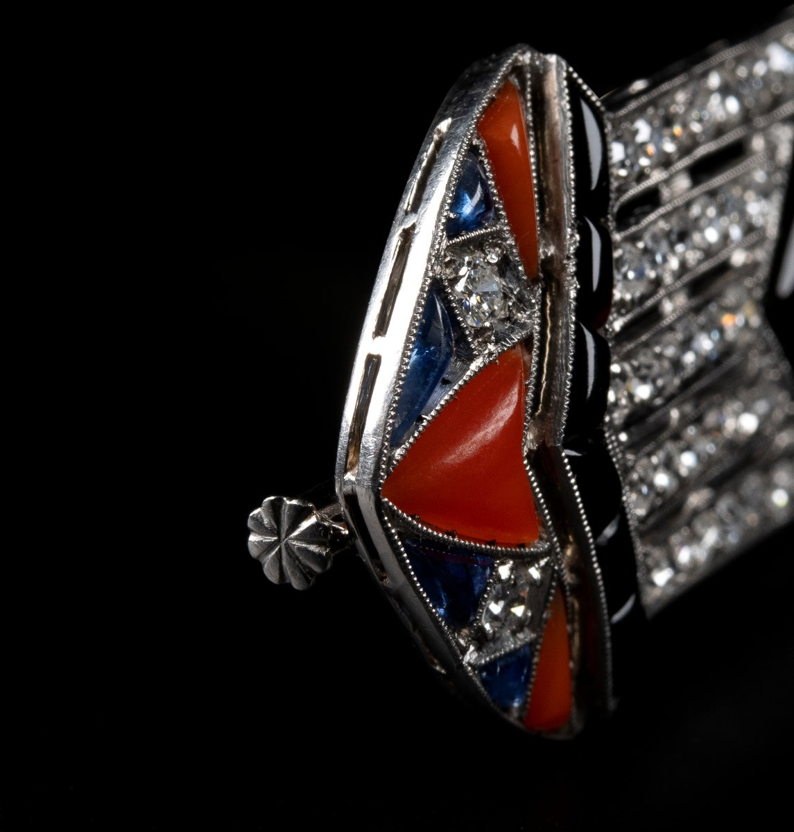 ART DÉCO, VERS 1925 Broche diamants, onyx, corail et saphirs-photo-3