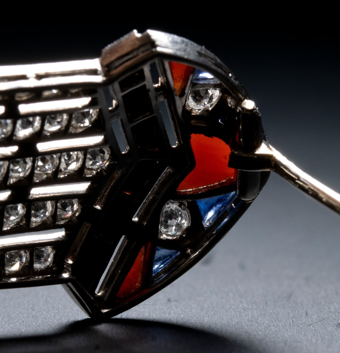 ART DÉCO, VERS 1925 Broche diamants, onyx, corail et saphirs-photo-4