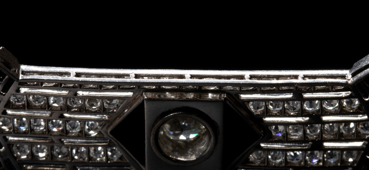 ART DÉCO, VERS 1925 Broche diamants, onyx, corail et saphirs-photo-5