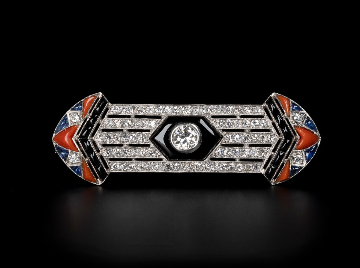 ART DÉCO, VERS 1925 Broche diamants, onyx, corail et saphirs