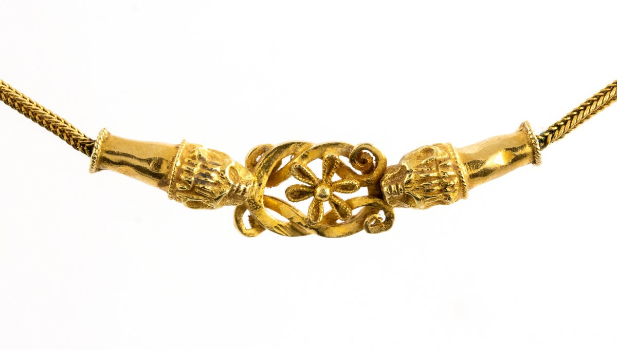Zolotas. La Chrysothèque. An 18k Gold Necklace With Herakles Knot.-photo-4