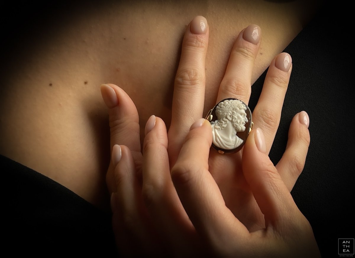 Bague Grand Tour sertie d'un large camée sur sardoine. Buste de Jupiter.-photo-1