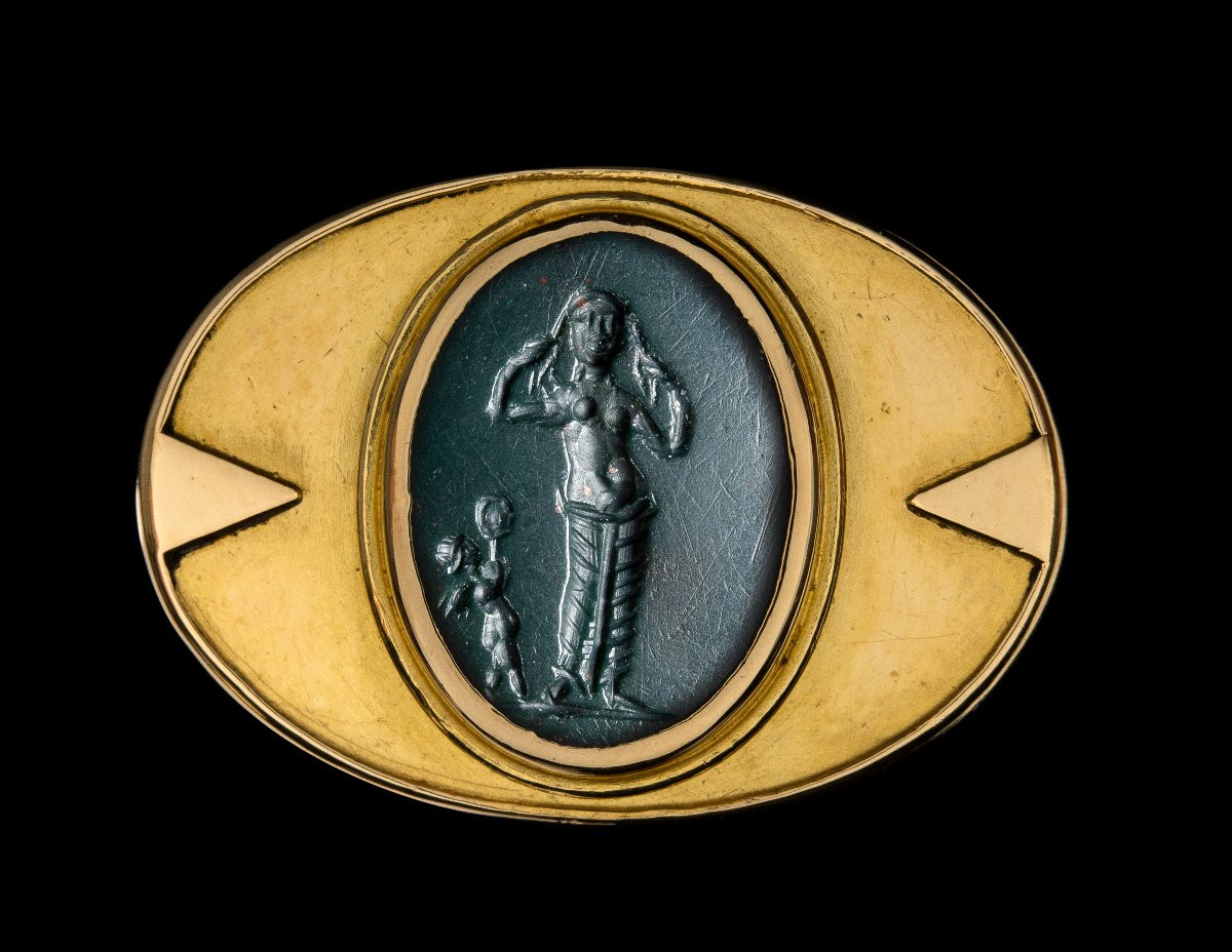 An Art Deco Gold Ring With A Roman Bloodstone. Venus Anadyomene With Cupid.-photo-2