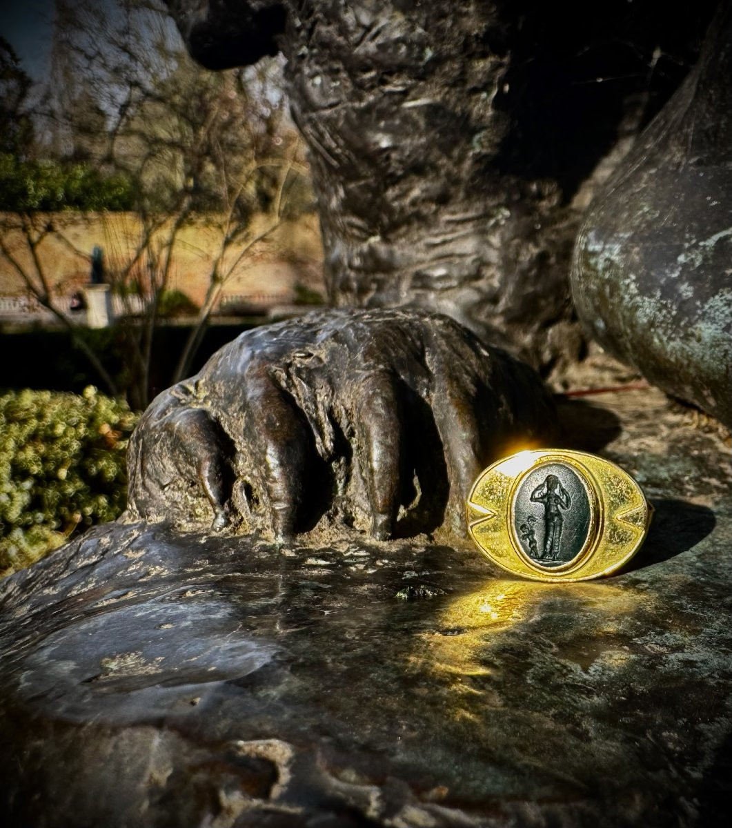 An Art Deco Gold Ring With A Roman Bloodstone. Venus Anadyomene With Cupid.-photo-2