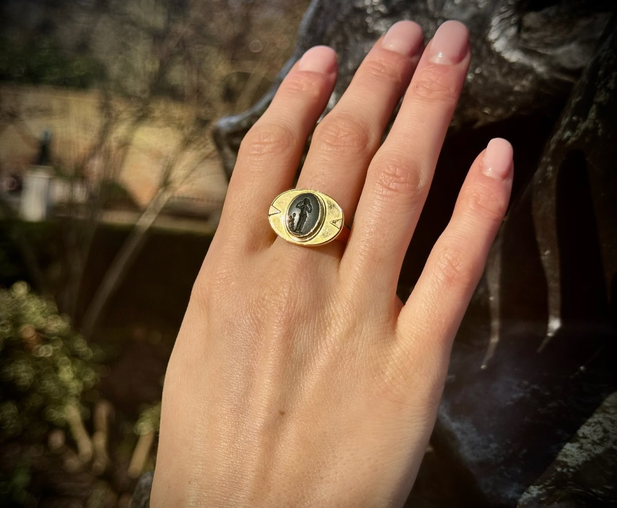 An Art Deco Gold Ring With A Roman Bloodstone. Venus Anadyomene With Cupid.-photo-4