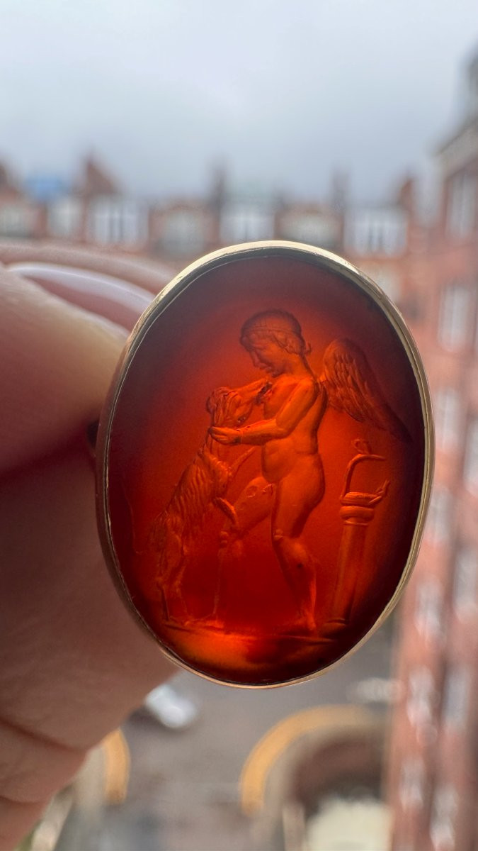 Bague en or Néoclassique sertie d'une large intaille sur cornaline. Eros avec un chien-photo-2