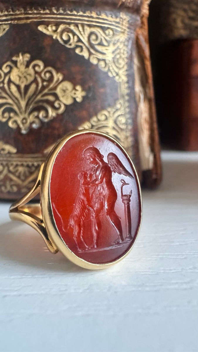 Bague en or Néoclassique sertie d'une large intaille sur cornaline. Eros avec un chien-photo-4