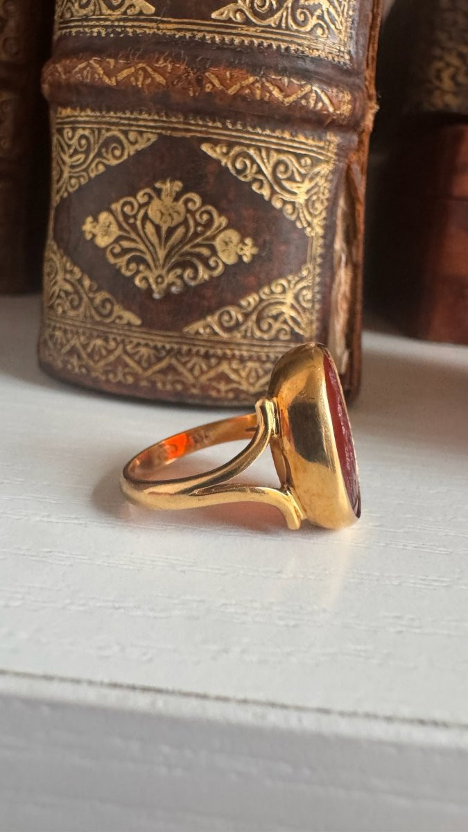 Bague en or Néoclassique sertie d'une large intaille sur cornaline. Eros avec un chien-photo-1