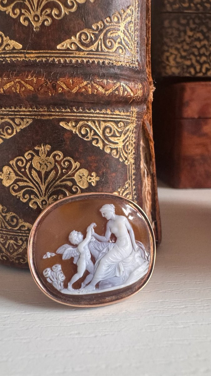 Broche XIXe sertie d'un camée néoclassique. Amour et Vénus.-photo-3