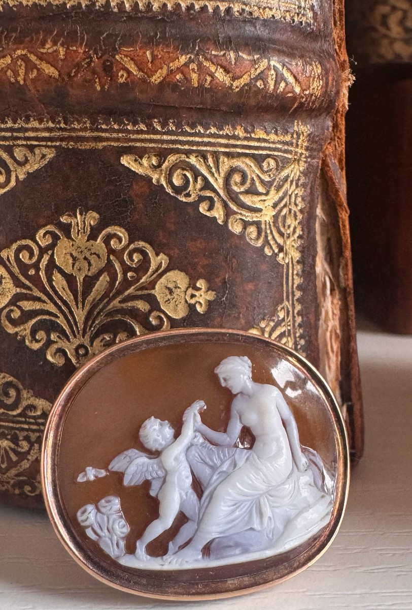 Broche XIXe sertie d'un camée néoclassique. Amour et Vénus.