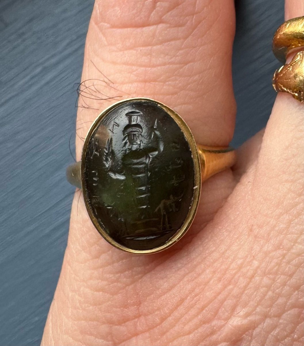 Bague chevalière en or sertie d'une intaille magique romaine en prasium — Jupiter Héliopolitain-photo-4