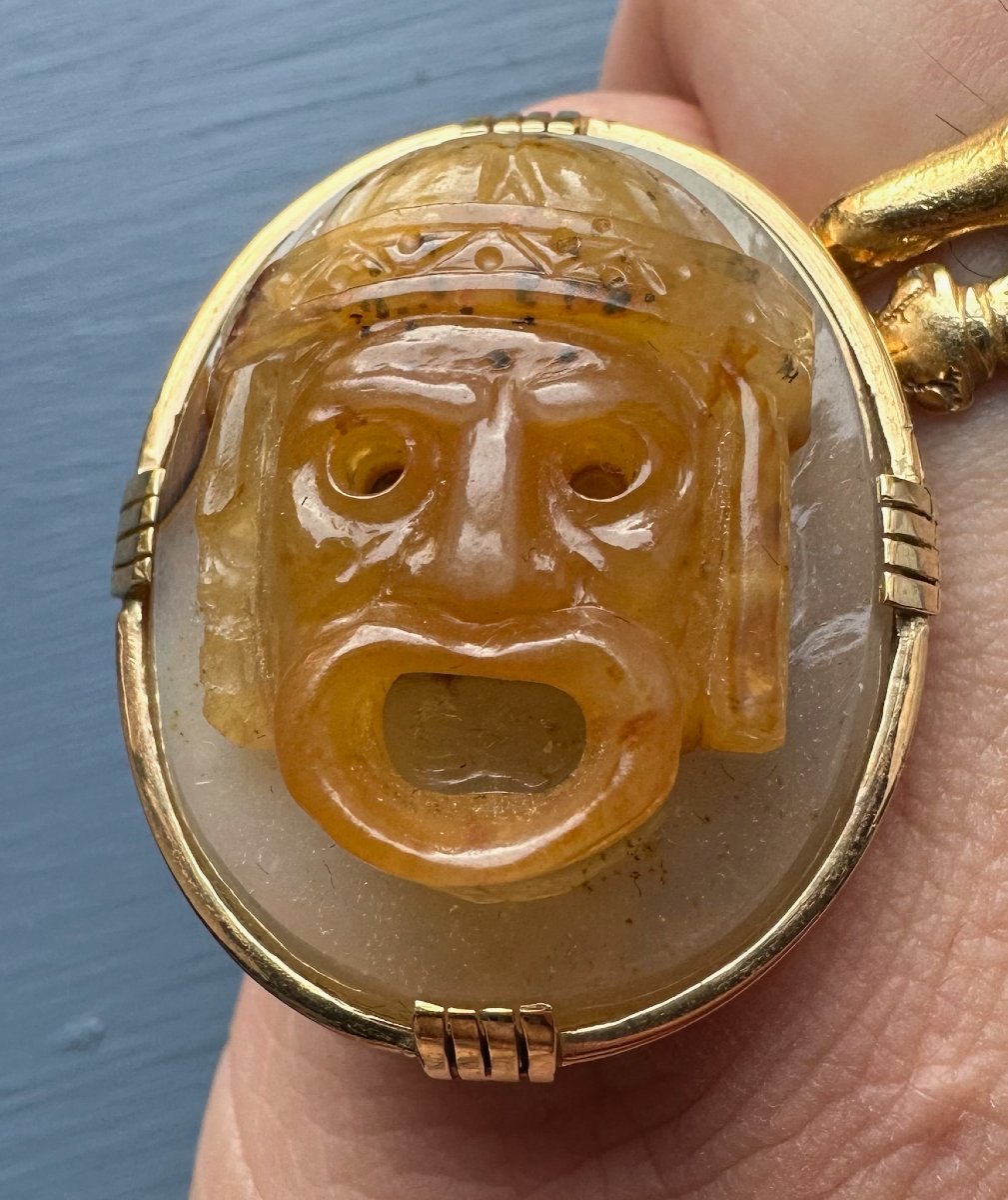 Bague en or sertie d'un camée Néoclassique sur agate — Masque tragique de théâtre-photo-2