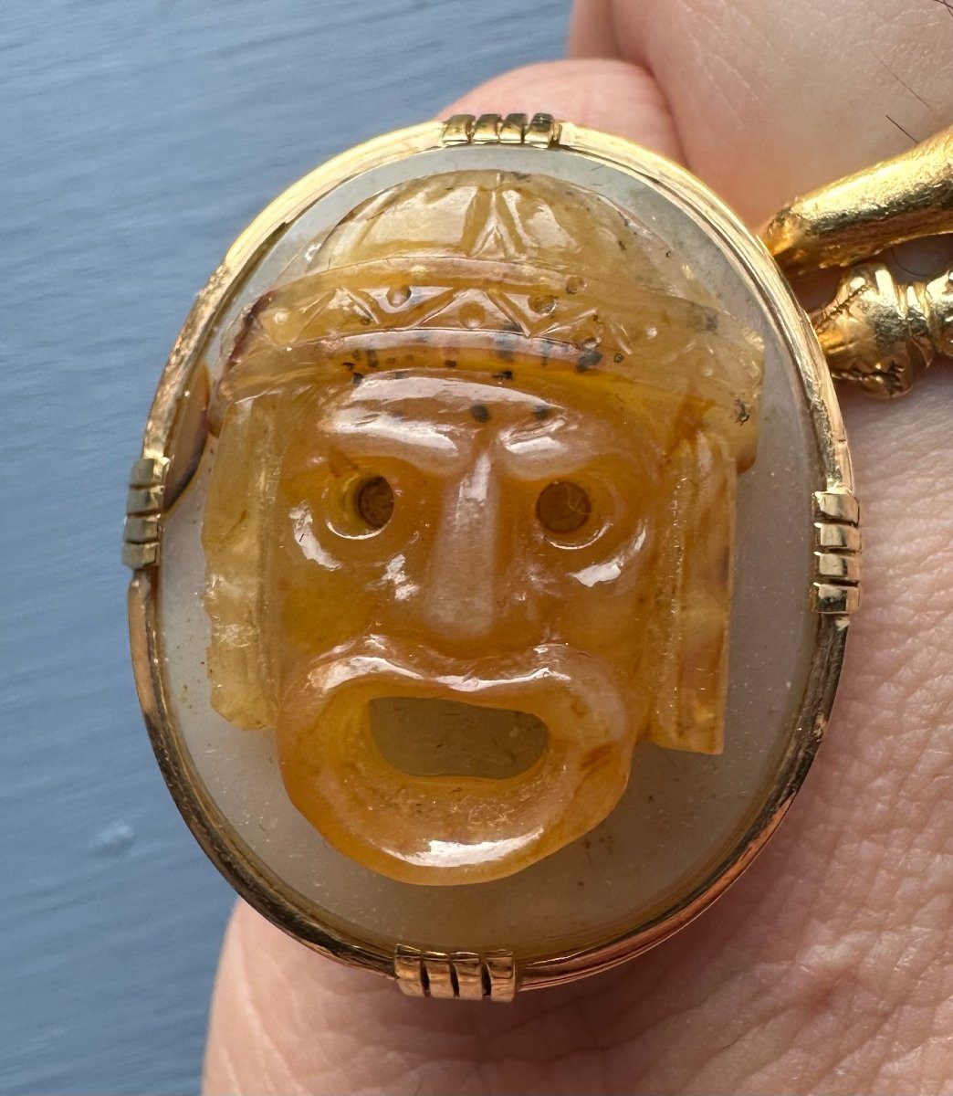 Bague en or sertie d'un camée Néoclassique sur agate — Masque tragique de théâtre-photo-3