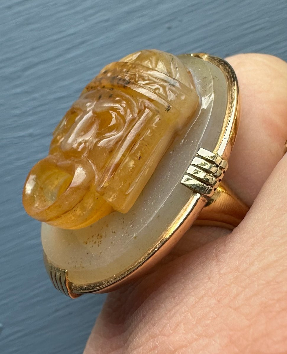 Bague en or sertie d'un camée Néoclassique sur agate — Masque tragique de théâtre-photo-4