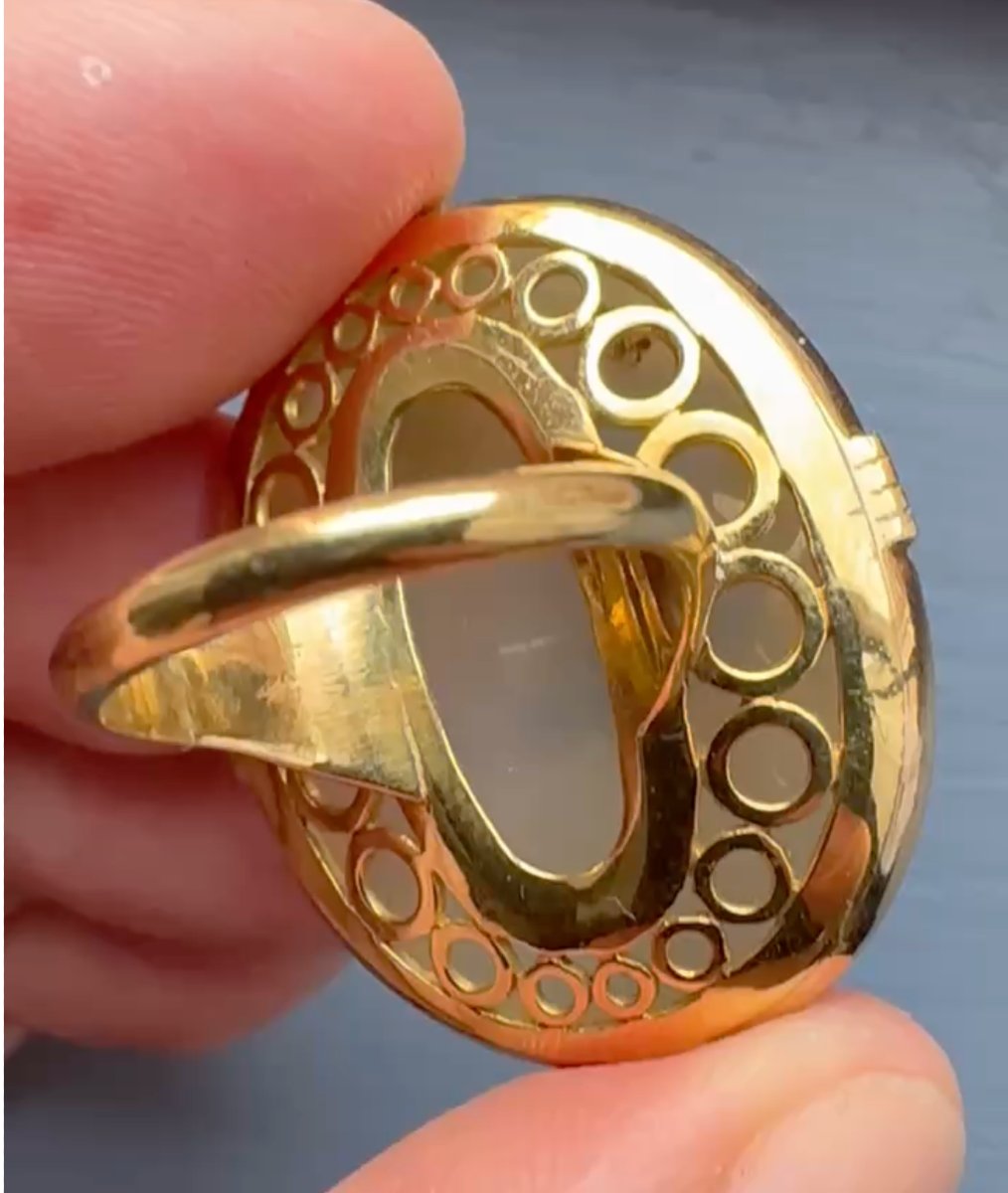 Bague en or sertie d'un camée Néoclassique sur agate — Masque tragique de théâtre-photo-1