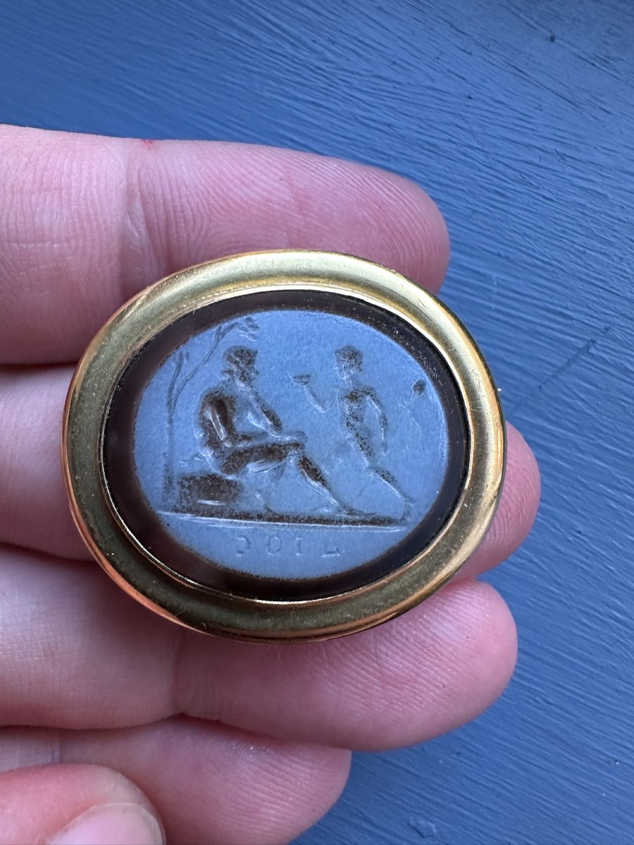 Broche en or sertie d'une intaille XVIIIe sur nicolo — Jeune homme et satyre.-photo-2