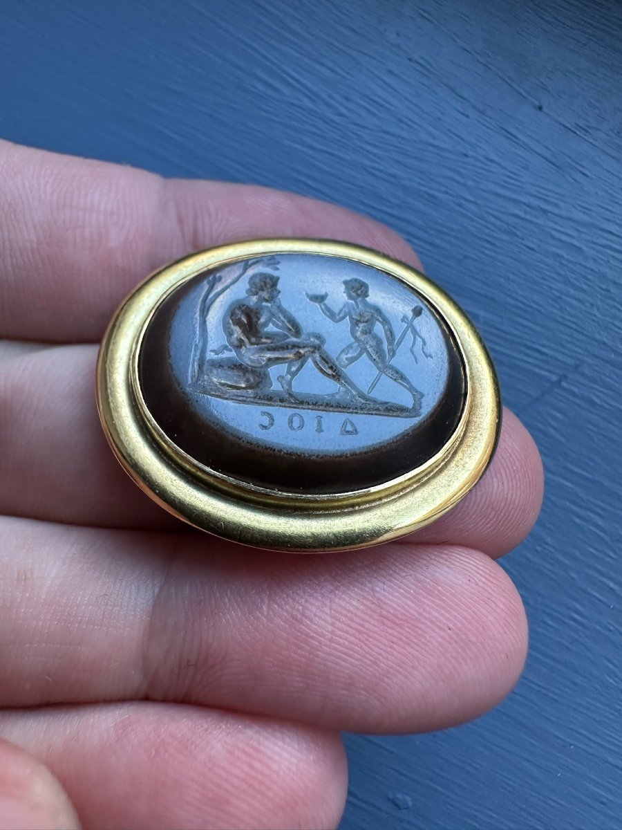 Broche en or sertie d'une intaille XVIIIe sur nicolo — Jeune homme et satyre.-photo-3