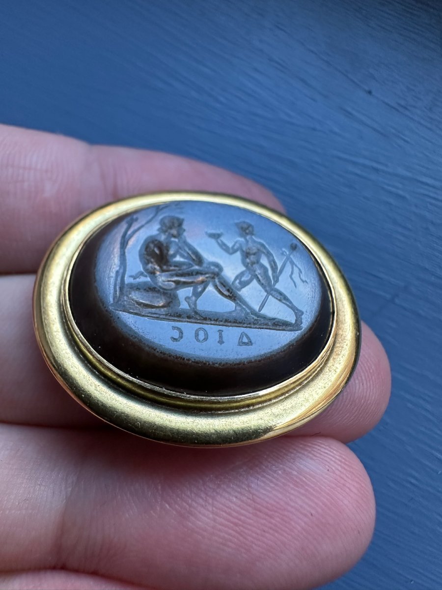 Broche en or sertie d'une intaille XVIIIe sur nicolo — Jeune homme et satyre.-photo-4