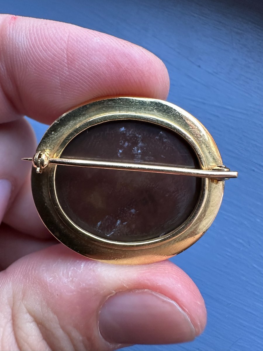 Broche en or sertie d'une intaille XVIIIe sur nicolo — Jeune homme et satyre.-photo-1