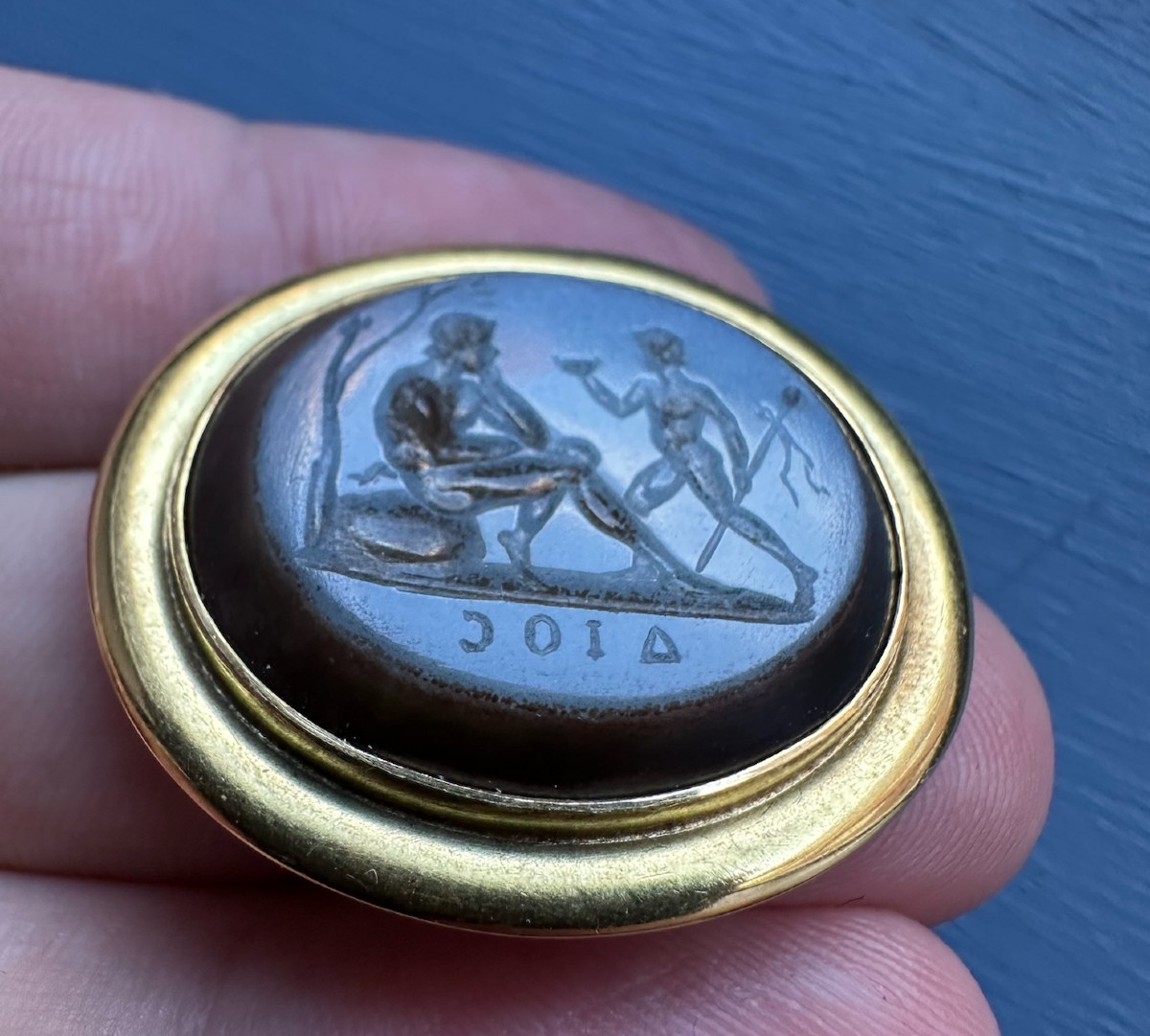 Broche en or sertie d'une intaille XVIIIe sur nicolo — Jeune homme et satyre.