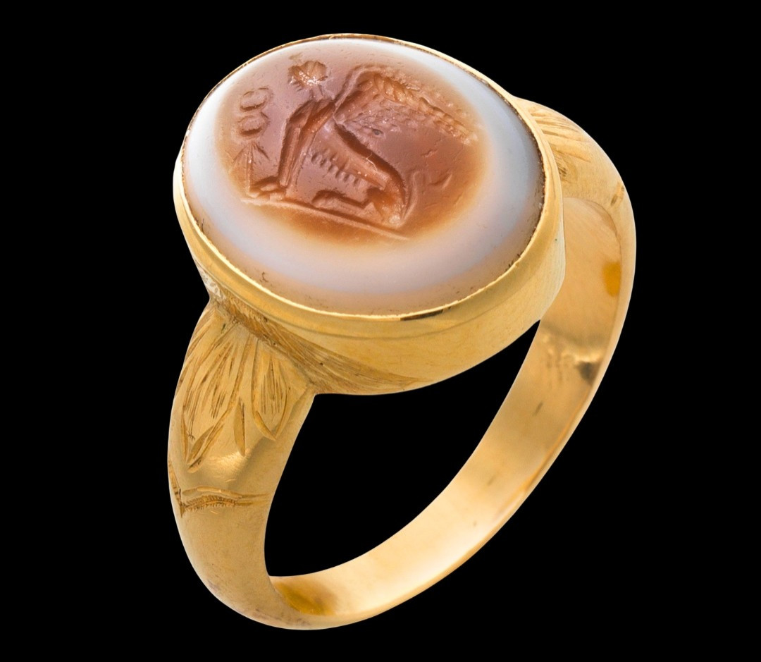 Bague chevalière en or ciselé du XIXe siècle sertie d'une intaille romaine en sardonyx — Sphinx-photo-2