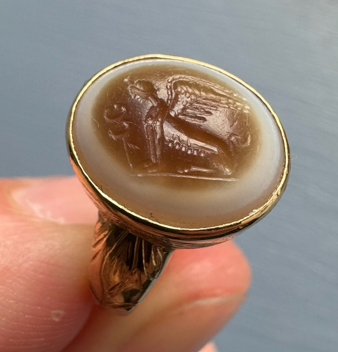 Bague chevalière en or ciselé du XIXe siècle sertie d'une intaille romaine en sardonyx — Sphinx-photo-3