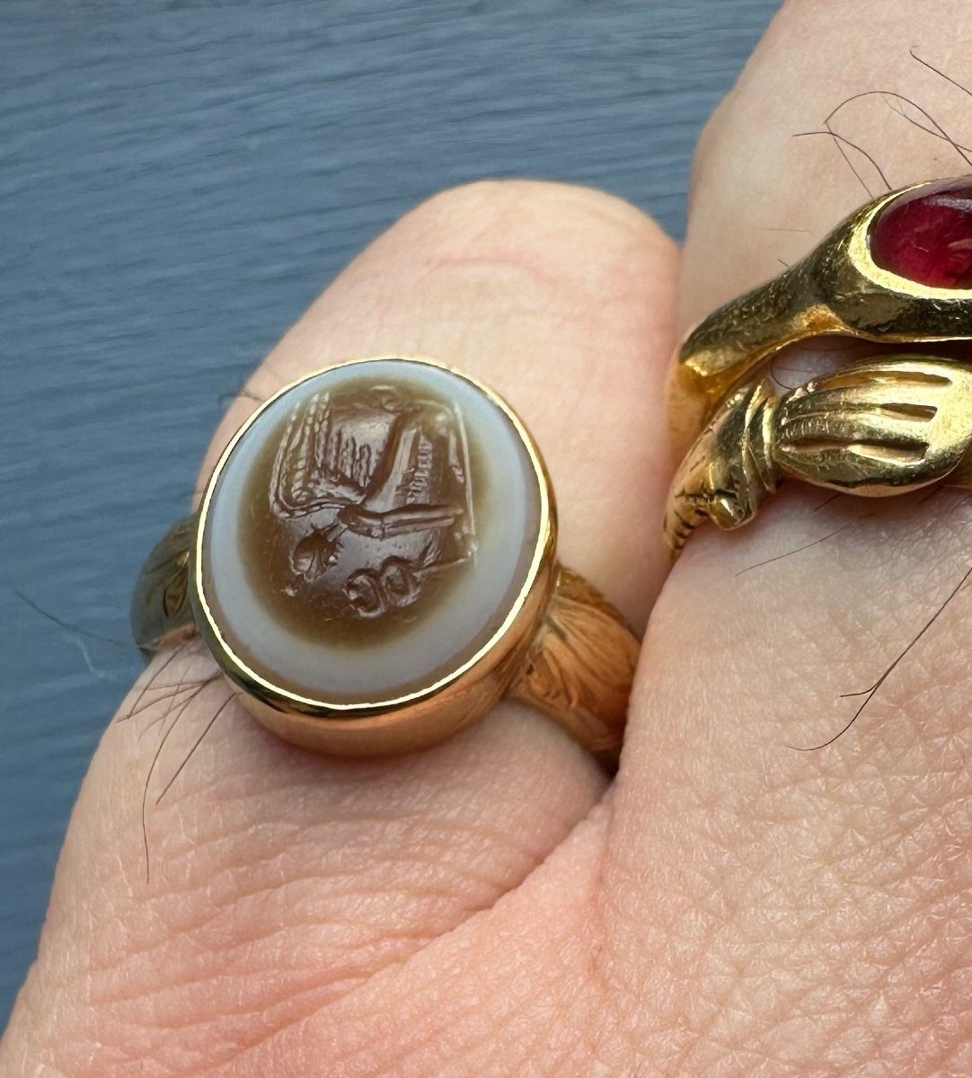 Bague chevalière en or ciselé du XIXe siècle sertie d'une intaille romaine en sardonyx — Sphinx-photo-4